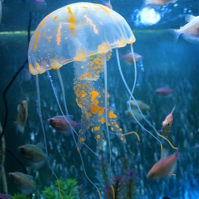 Aquarium Silicone Jellyfish Decoration For Tanks, 8x20 cm realistic silicone jellyfish with orange accents floating among small freshwater fish