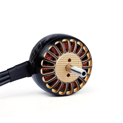 iFlight XING Series Motor for X-Class FPV Racing Drones - close-up of 660KV brushless motor stator and shaft, high-performance drone motor