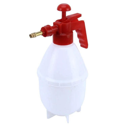 KANEED 1.5L Hand Pump Sprayer for Gardening and Cleaning - White plastic tank with red pump and brass nozzle for fertilizers and cleaning solutions