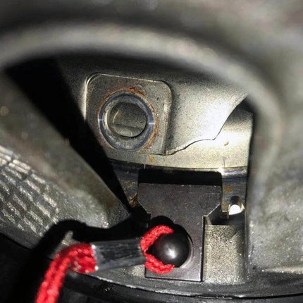 Car Flywheel Locking Tool For BMW Engines Easy Dismantling steel locking tool fixed to flywheel during engine-transmission separation