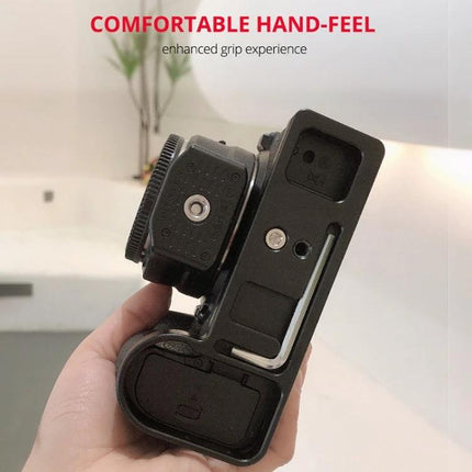 YELANGU Base L Plate Expansion Board for Nikon Z6 and Z7 Cameras shown mounted on camera demonstrating comfortable hand-feel and unobstructed battery access