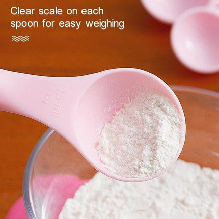 5 In 1 Plastic Measuring Spoon Set, Random Color Delivery - pink measuring spoon with clear scale holding powdered ingredient for baking and cooking