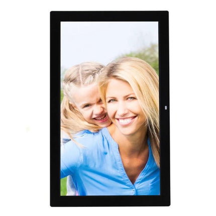 18.5 Inch Wall Mounted Digital Advertising Display Frame showing family photo on 18.5-inch LED screen for retail and office promotions