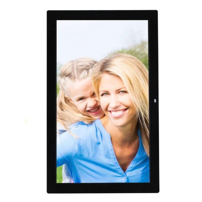 18.5 Inch Wall Mounted Digital Advertising Display Frame showing family photo on 18.5-inch LED screen for retail and office promotions