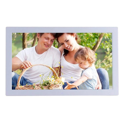 18.5 Inch Wall Mounted Digital Advertising Display Frame showing family photo on LED screen for retail or office promotions