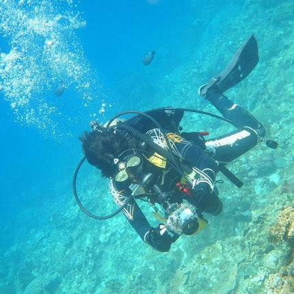 Diver using PULUZ Aluminum Tray Stabilizer for Underwater Camera Housings with strobes and lights for stable underwater photography