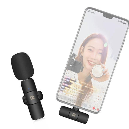 PULUZ Lavalier Microphone for On-the-Go Audio Recording – compact clip-on wireless mic shown with Android phone livestreaming