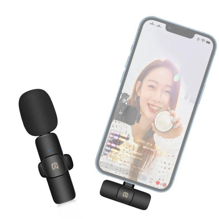 PULUZ Lavalier Mic for Everyday Phone Audio Capture clipped to clothing beside iPhone livestreaming vlogger