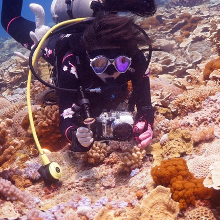 Diver using PULUZ Waterproof Case for Underwater Photography Sessions to shoot coral reefs with Sony RX100 III up to 40m