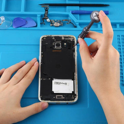QIANLI 5-in-1 Magnetic Screwdriver Set for Device Repairs being used to remove screws from a smartphone during repair