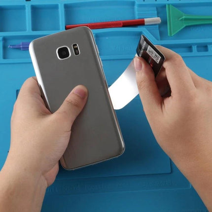 QIANLI Ultra Thin Curved Screen Pry Spudger for Phone Disassembly being used to carefully separate a smartphone back cover without scratches