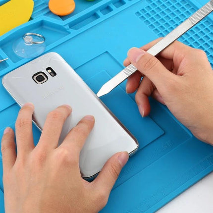 4 in 1 Multifunction Metal Crowbar Set for Device Repair used to pry open a smartphone back cover on a blue repair mat
