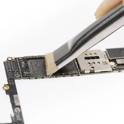 2UUL Double-Headed Bristle Brush for Electronics Cleaning and Dust Removal gently cleaning a smartphone circuit board to remove dust and debris