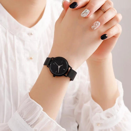 SKMEI Simple Fashion Watch for Women in Casual Everyday Style black mesh strap watch on wrist, round dial, quartz movement, splash-resistant 30M