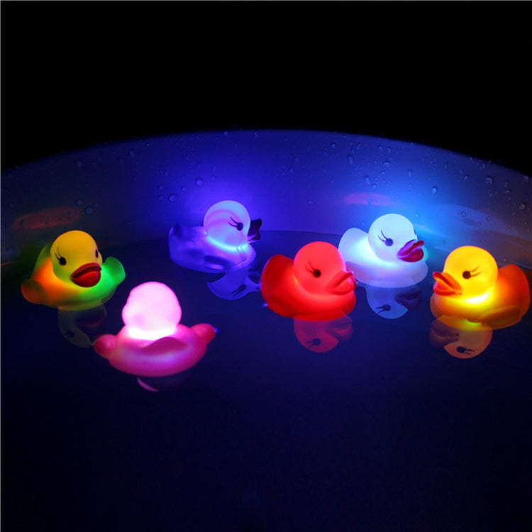 2 piezas de juguetes de baño para bebés con forma de pato y luz LED de inducción de agua, entrega en colores aleatorios