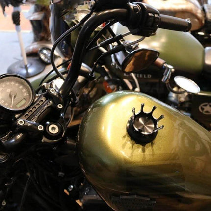 Motorcycle CNC Aluminum Crown Fuel Tank Cap Black For Harley installed on green Harley tank, CNC-forged aluminum crown design, durable seal