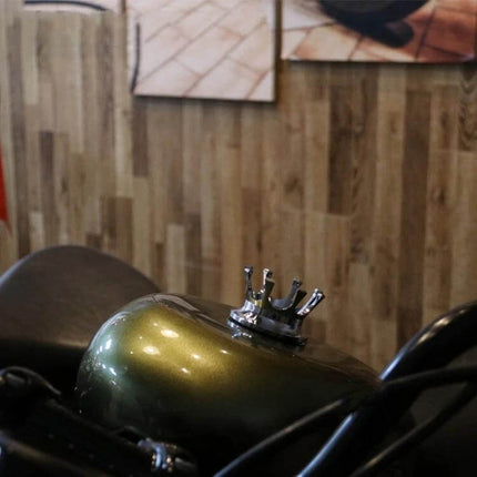 Motorcycle CNC Aluminum Crown Fuel Tank Cap Black For Harley mounted on green Harley gas tank close-up crown design CNC aluminum alloy