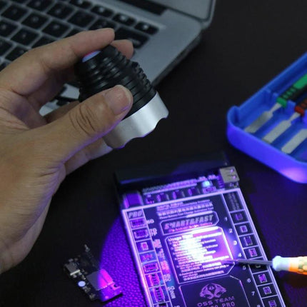 UV Glue Curing Lamp for Mobile Phone Repairs Without Clip: technician curing phone components with handheld USB lamp