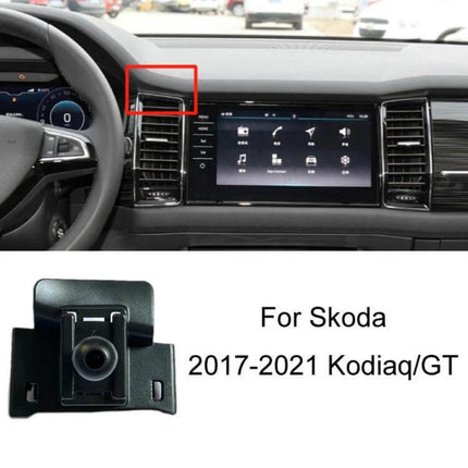 Skoda Dashboard Phone Mount For Navigation Clip On installed in Skoda Kodiaq dashboard near air vent, 360° ball head, clip-on holder, stable on rough roads
