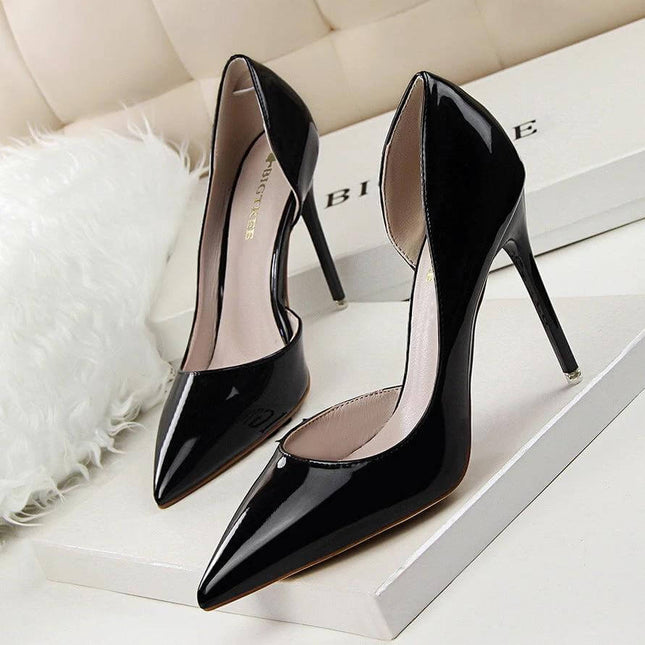 Pointed Stiletto Low Heel Patent Pumps For Women Everyday in glossy black patent with pointed toe and 10.5 cm stiletto heel, leather-look lining and rubber sole