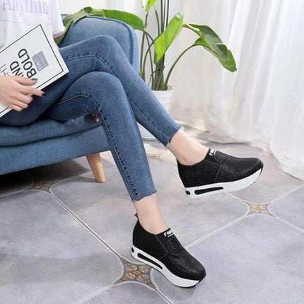 Flat PU Leather Womens Sneakers For Everyday Casual Wear black low-profile flat PU leather sneakers with rubber sole and visible stitching