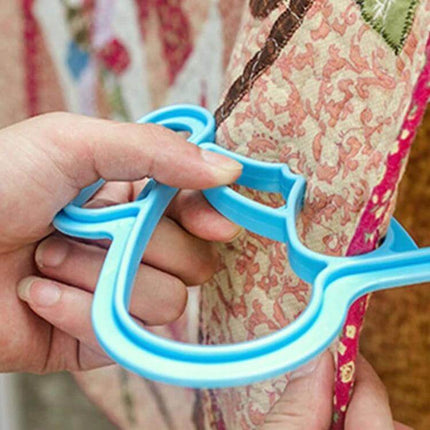 Quilt Clips Large For Bedding Drying Anti Skid Plastic blue PP plastic large quilt clip holding a patterned quilt for fast air-drying