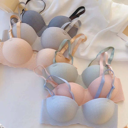 One-Piece Seamless Bra, Black Everyday Comfort for Daily Wear - seamless nylon bra with sponge-molded cups for smooth, low-opening Japanese-style profile