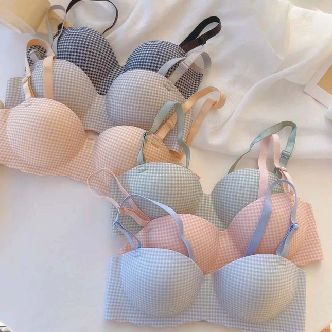 One-Piece Seamless Bra, Black Everyday Comfort for Daily Wear - seamless nylon bra with sponge-molded cups for smooth, low-opening Japanese-style profile