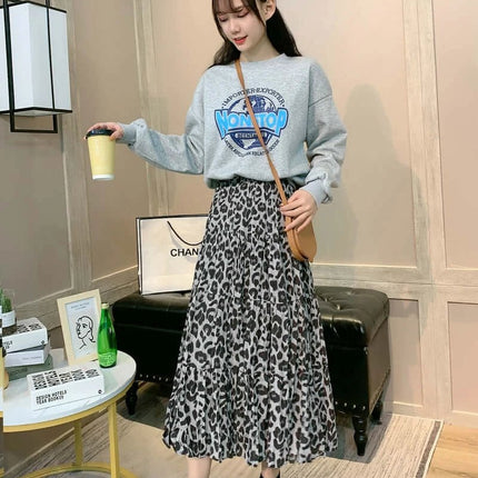 One Size Pleated Maxi Skirt For Everyday Wear styled with a knit sweater and crossbody bag, elastic waist pleated polyester maxi skirt