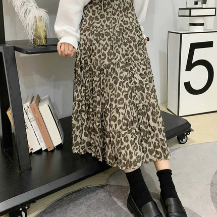 One Size Pleated Maxi Skirt For Everyday Wear in leopard print polyester with elastic waist and flowing pleats, styled with knit sweater and loafers