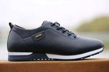 Waterproof Tooling Sneakers With PU Upper For Everyday Work in black, slip-resistant rubber sole for wet concrete