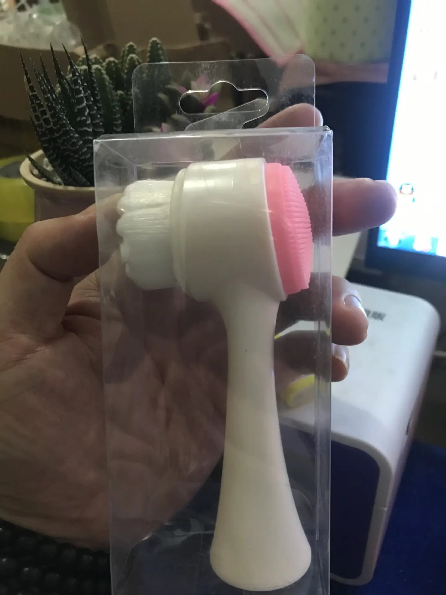 Revitalizing Cleansing Face Wash for Radiant Skin 4 Facial Cleansing Brush With A Silicone Head And Bristles, Packaged In Clear Plastic.