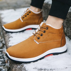 Comfortable brown winter sneakers with faux fur lining, perfect for cold weather and outdoor activities.