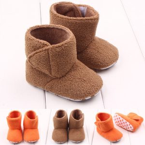 Cozy baby fleece booties in brown and orange colors, ideal for keeping infants warm and comfortable. Perfect for winter or cold weather, these soft slippers are stylish and functional.