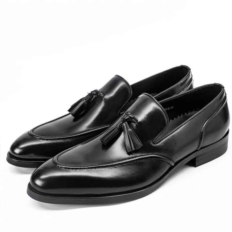Timeless Elegance: Stylish Tassel Leather Shoes for Today's Gentleman 2 Elegant Black Leather Tassel Loafers For Men, Stylish Footwear For Formal Occasions And Professional Settings. Perfect For Business And Office Wear, Combining Comfort With Sophistication.