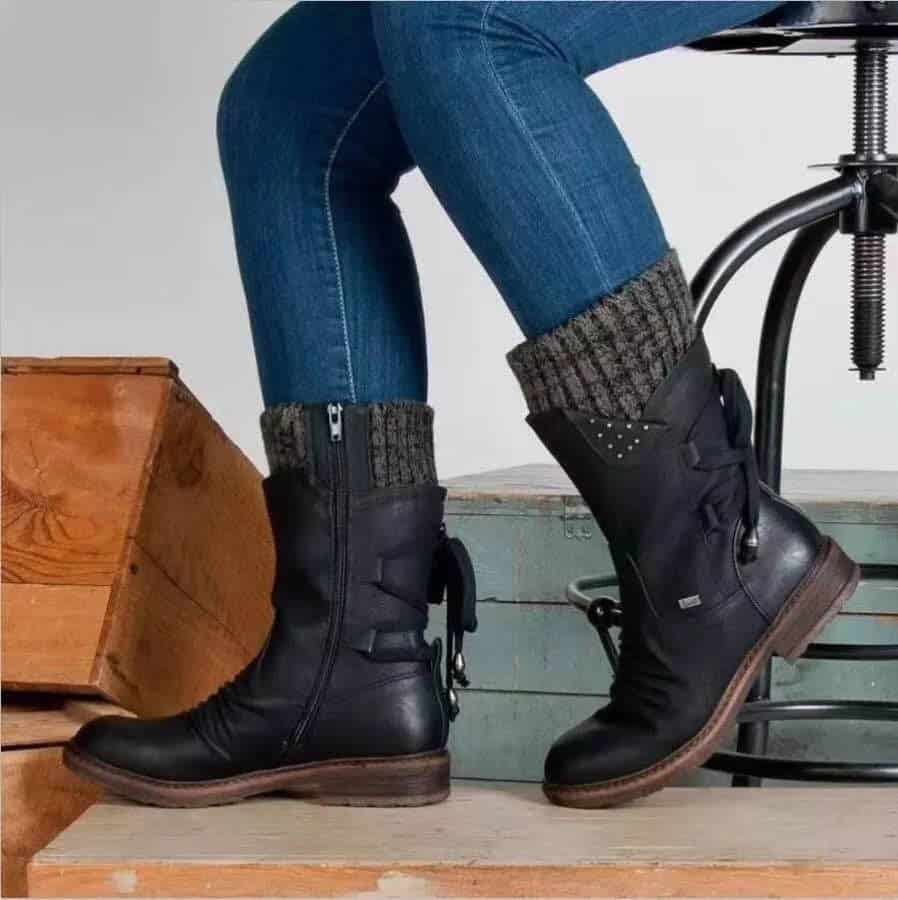 Cozy Chic: New Autumn/Winter Short Boots for Stylish Warmth! 5 Black Leather Boots With Textured Knit Accents And Side Zippers, Paired With Blue Jeans, Styled For Casual Or Outdoor Wear, Displayed On A Wooden Floor.