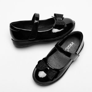Shiny black Mary Jane girls' shoes with decorative bows, perfect for kids, featuring a glossy finish and comfortable strap design, ideal for casual and formal occasions.