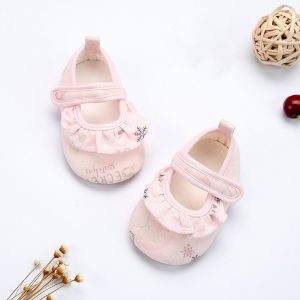 Pink baby shoes with floral and snowflake patterns, soft fabric, and Velcro straps, ideal for infants’ comfort and adorable style. Perfect for baby girl fashion and gift-giving occasions.