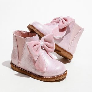 Pink baby girl boots with cute bow detail, ideal for infants' casual or formal wear. Designed with soft material and comfortable sole for growing feet. Perfect for special occasions or everyday use.