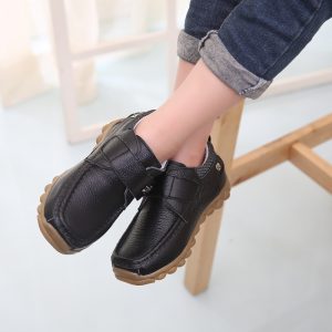 Black leather casual slip-on shoes for men, comfortable and stylish footwear for everyday wear and outdoor activities.