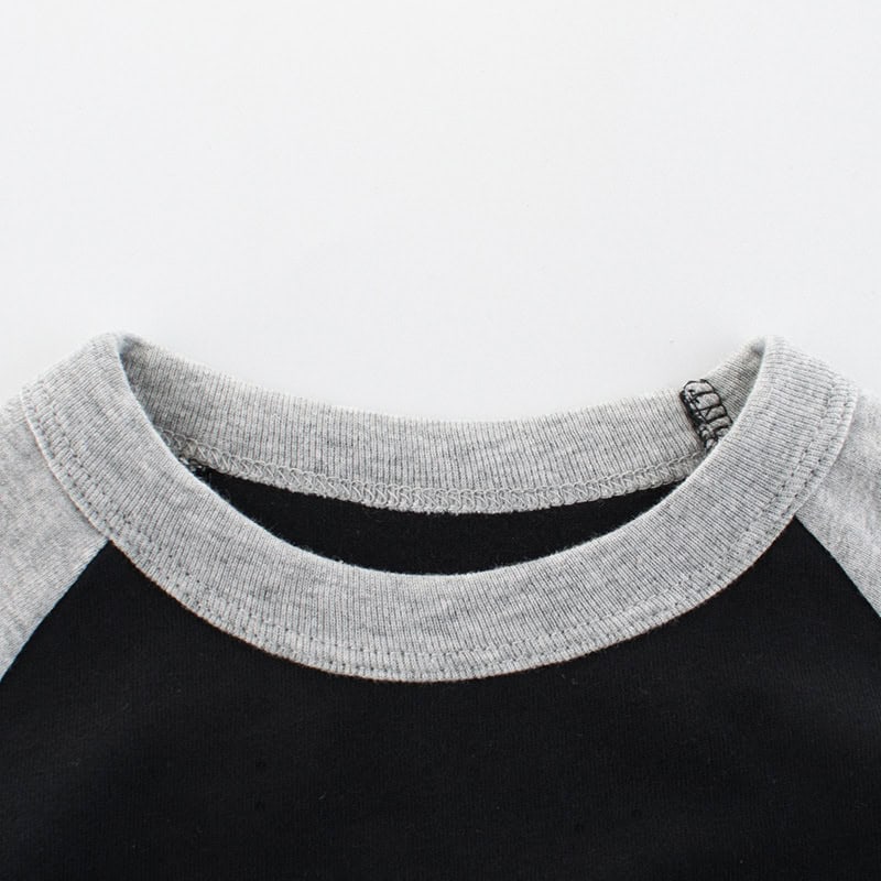 Boys Long Sleeve T-shirt: Comfortable & Stylish Essential for Kids 4 Crewneck Sweatshirt Neckline With Gray And Black Fabric, Casual Streetwear Style, Comfortable And Fashionable Clothing, Ideal For Daily Wear And Modern Fashion Trends.